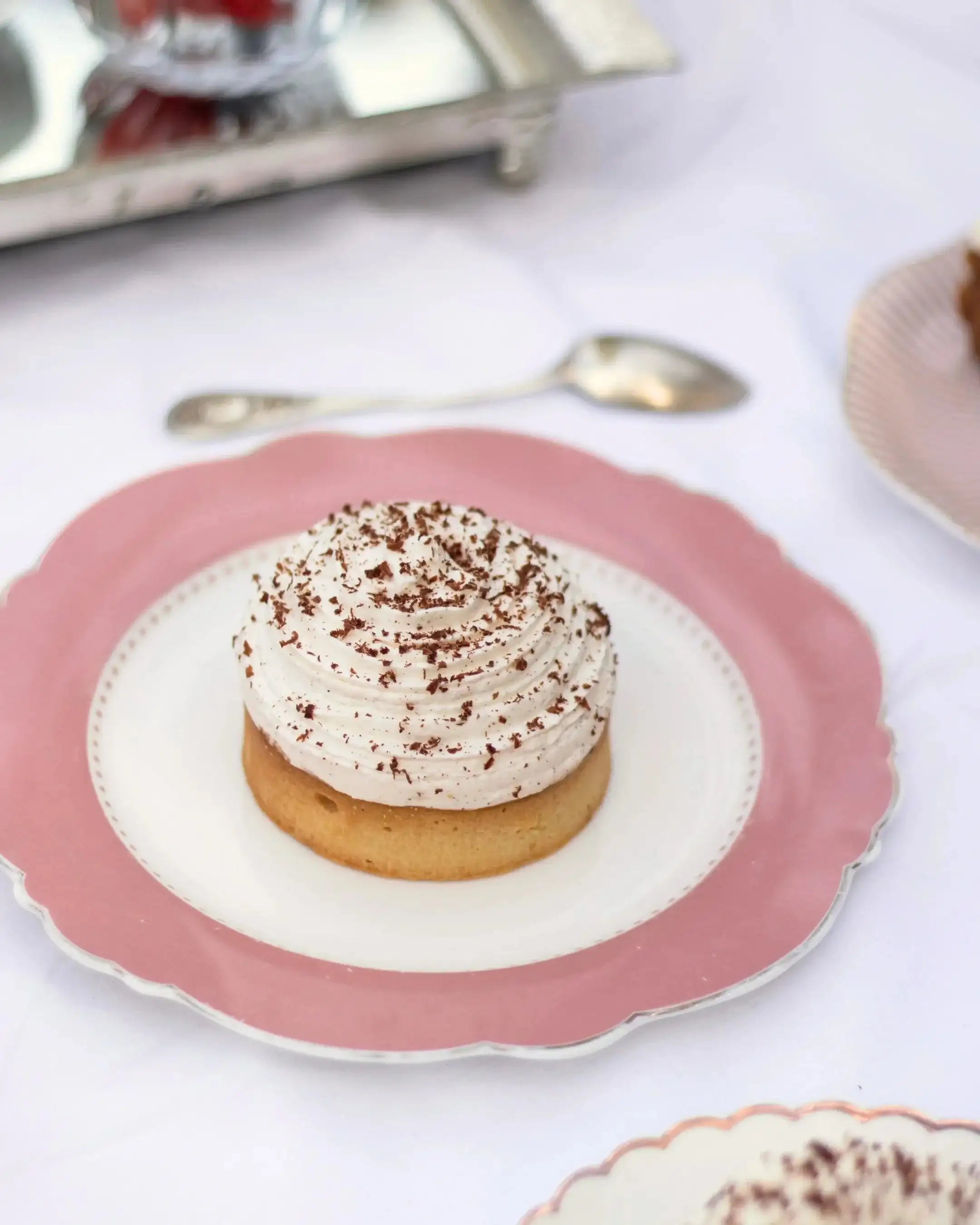 Tarte café viennois Maison Vatelier avec crème fouettée et copeaux de chocolat sur assiette rose