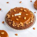 Tarte Dulcey de Maison Vatelier avec glaçage caramel et éclats de noisettes caramélisées.