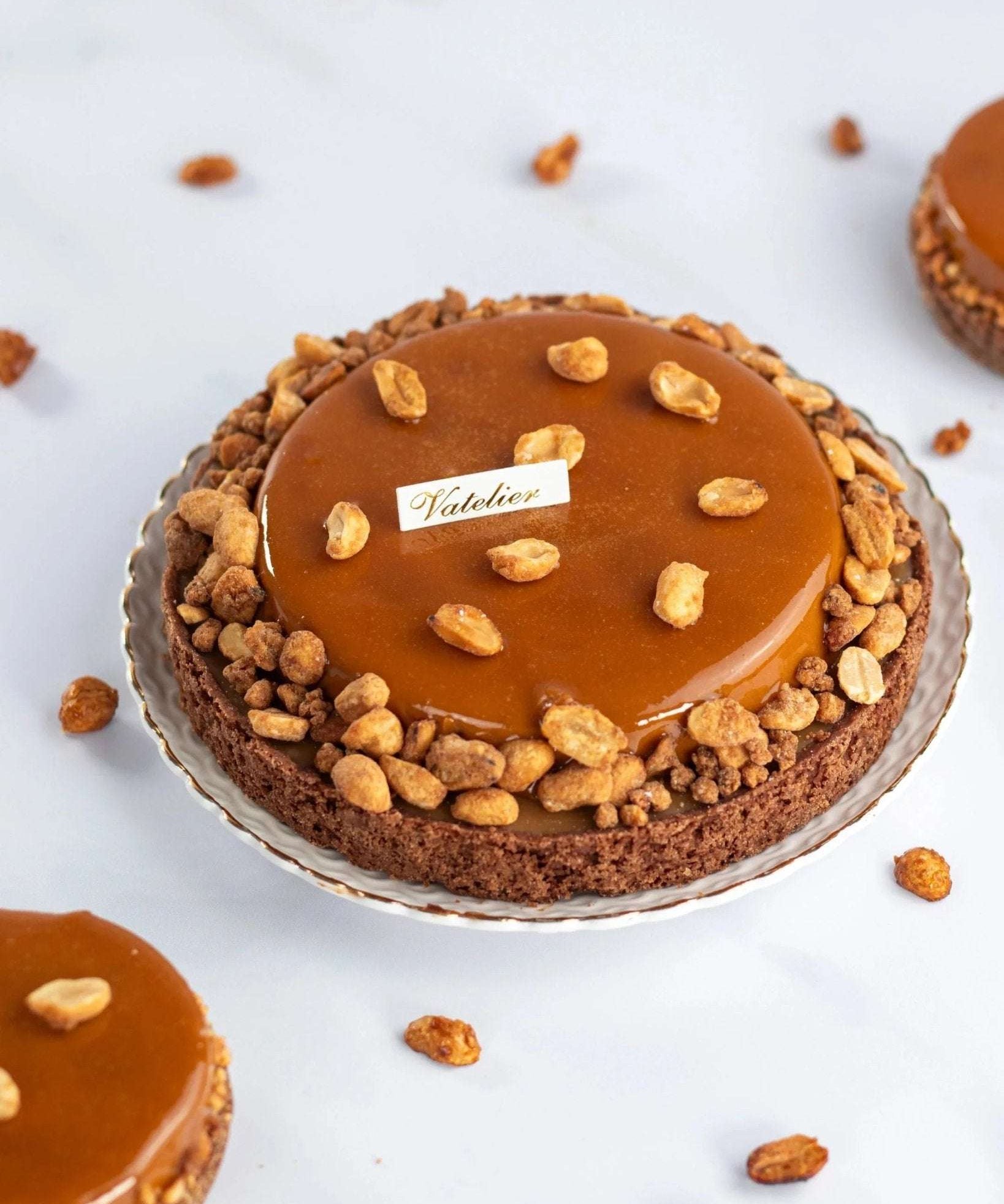 Tarte Dulcey de Maison Vatelier avec glaçage caramel et éclats de noisettes caramélisées.