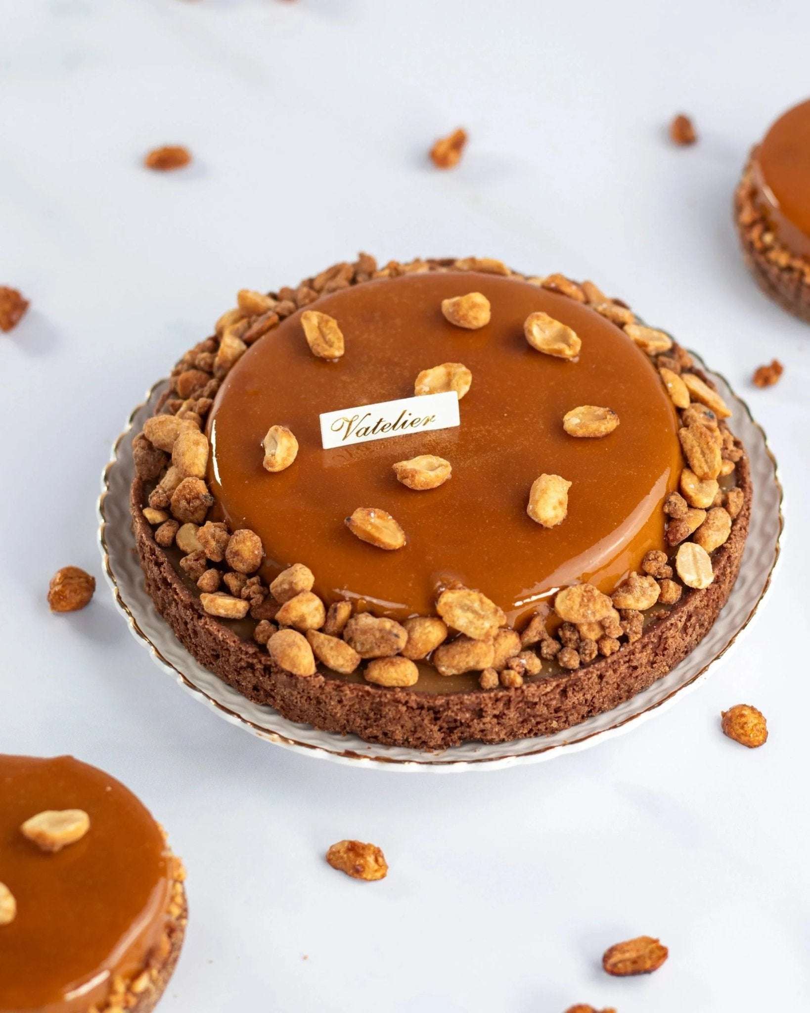 Tarte Dulcey de Maison Vatelier avec glaçage caramel et éclats de noisettes caramélisées.
