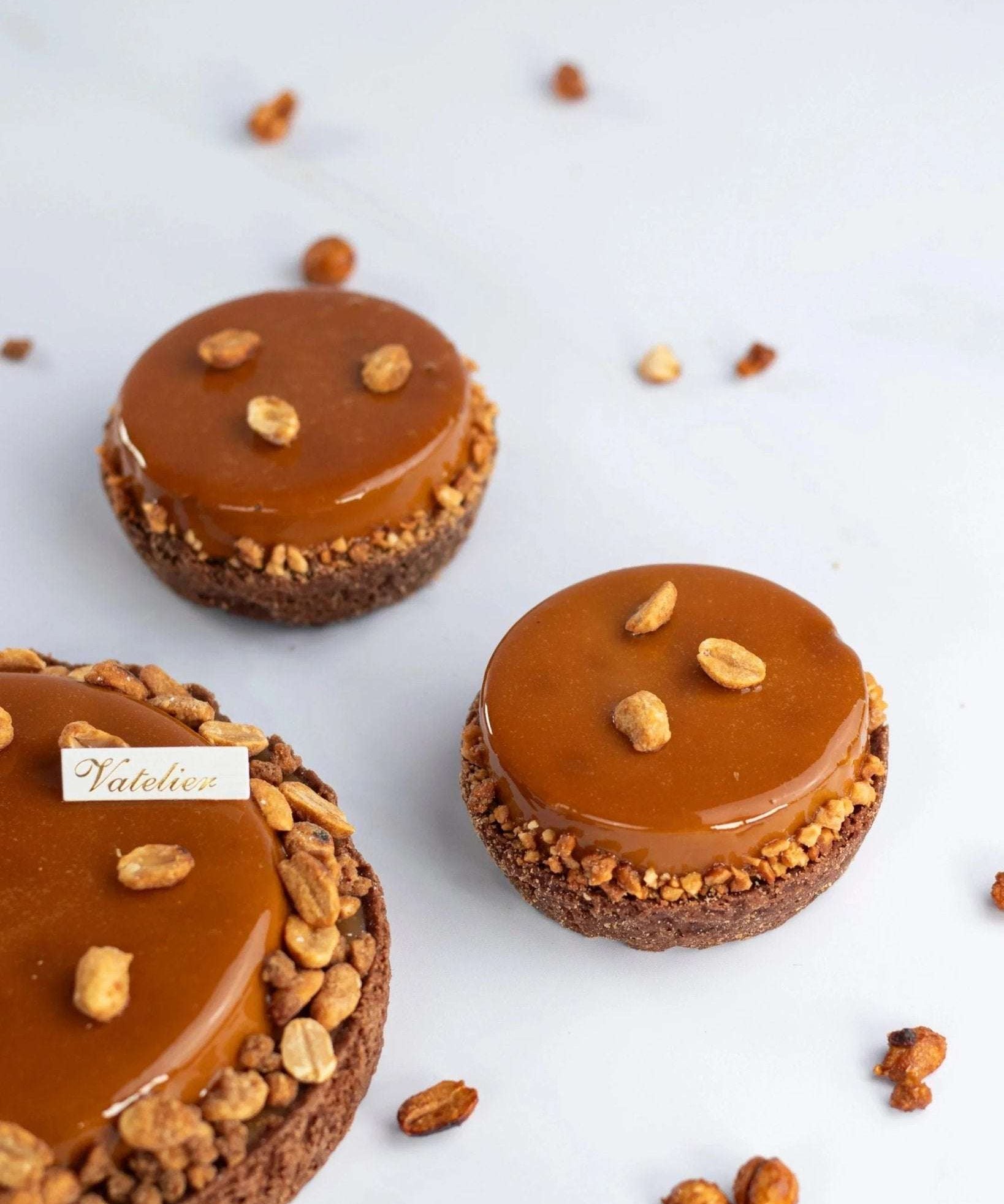 Tartelettes Dulcey Maison Vatelier avec nappage caramel et éclats de cacahuètes