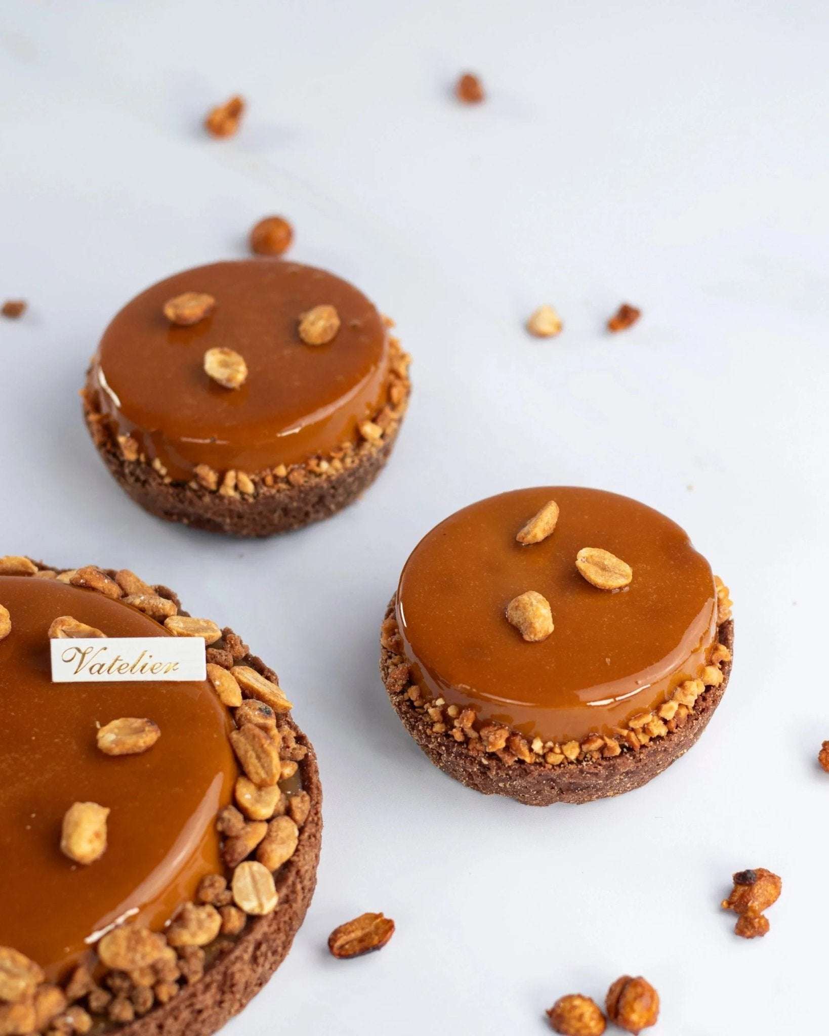 Tartelettes Dulcey Maison Vatelier avec nappage caramel et éclats de cacahuètes