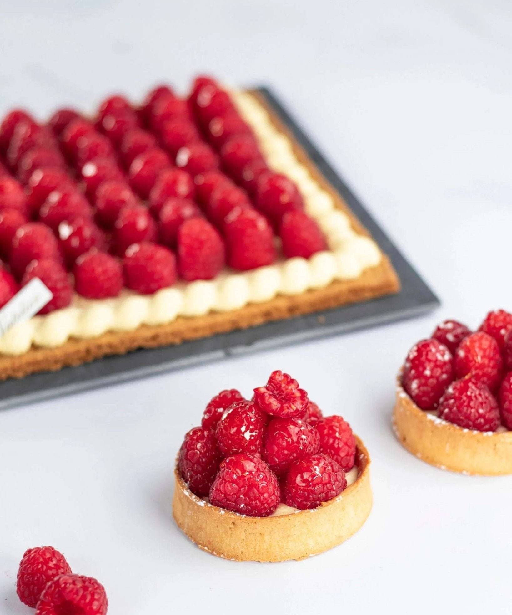 Tartelette et tarte rectangulaire à la crème vanille et framboises fraîches Maison Vatelier