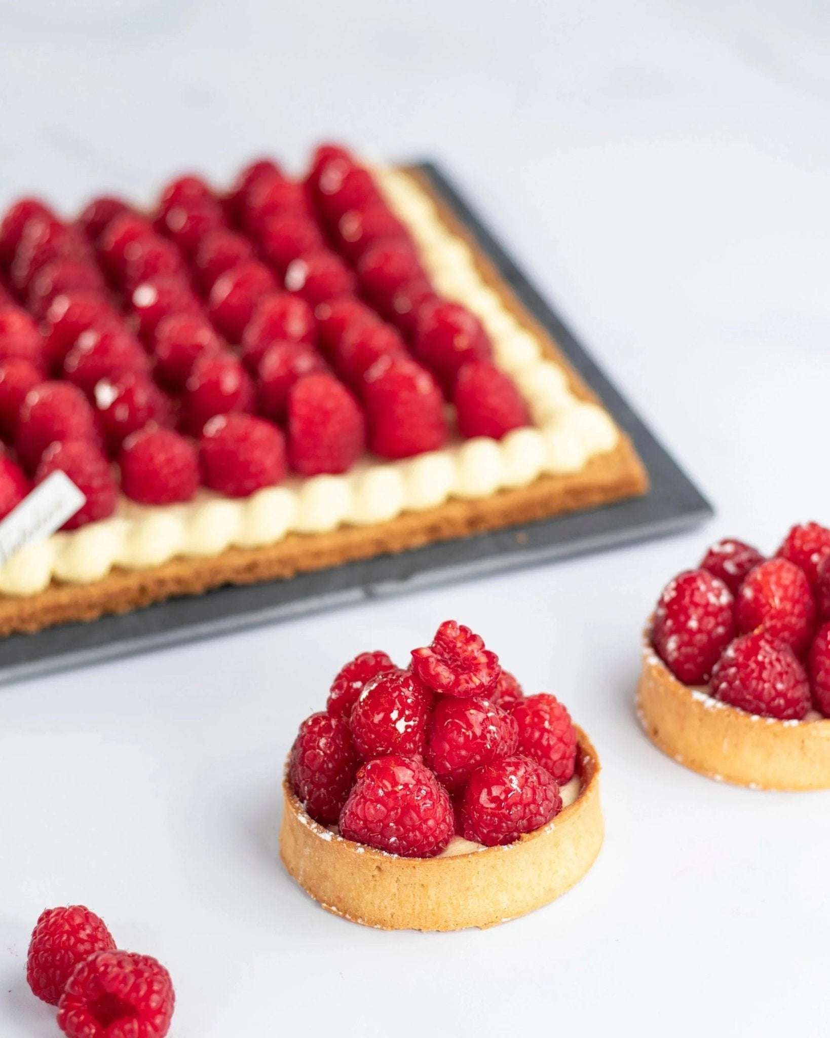 Tartelette et tarte rectangulaire à la crème vanille et framboises fraîches Maison Vatelier