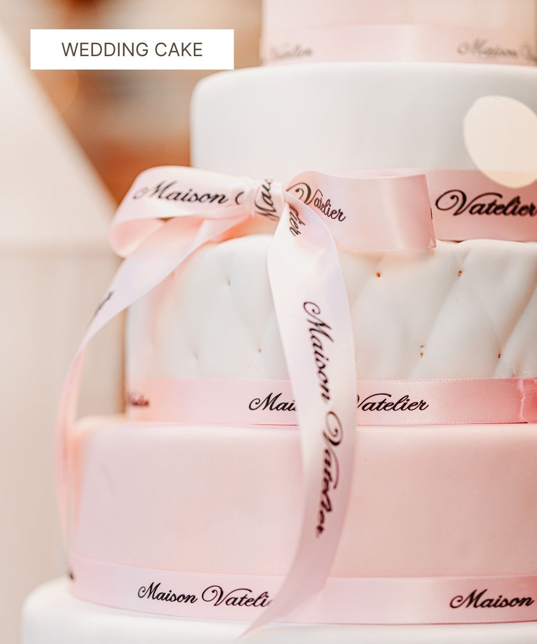 Pièce montée de mariage blanche et rose avec rubans Maison Vatelier